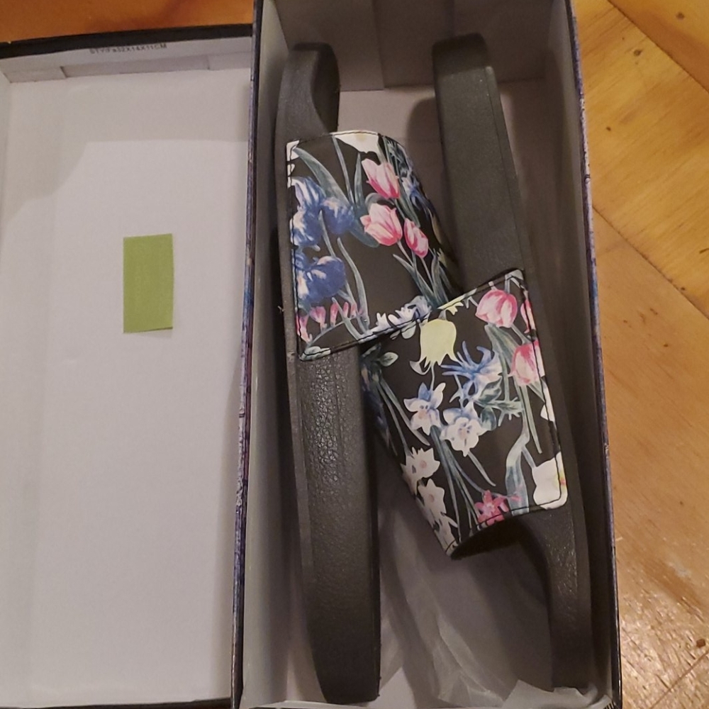 Air underground size 14 flower slide never worn